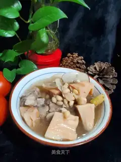 Pig's bones, peanut soup