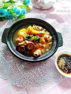 A soup pot with chicken