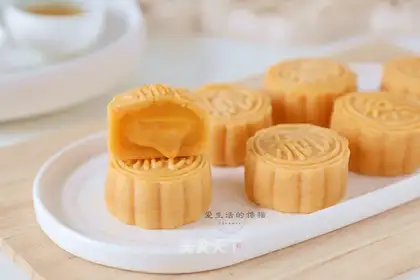 A yellow-haired moon cake