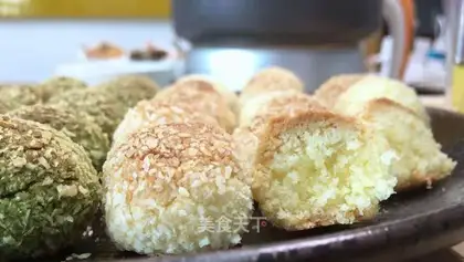 Double-coloured coconut ball