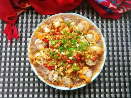 Garlic fan steams the meat