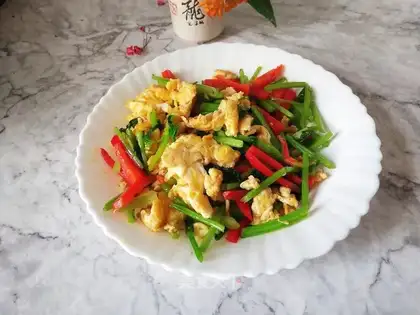 Celery pepper fried eggs