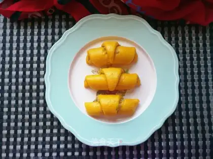 Onion pepper saline horn roll