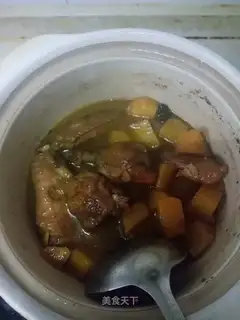 Red chicken wings, potatoes