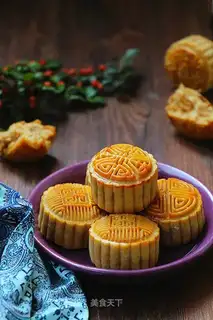 A broad pine bean moon cake