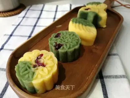 Big Macnolle green bean mooncake