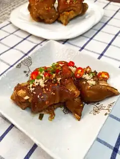 Garlic roasted pig hoof