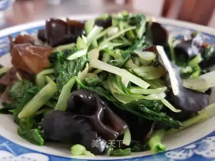 ♪ The greens make black moor ♪
