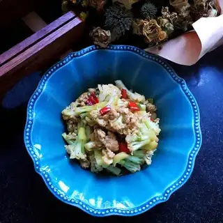 Meat sauce and cut flowers