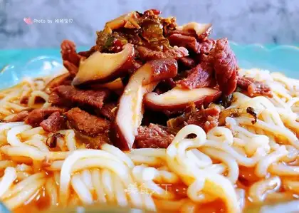 Snowflake mushroom noodles