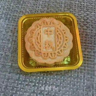 Green bean saloon mooncake