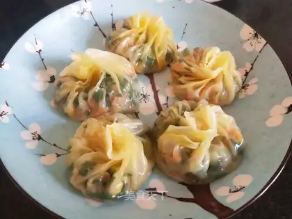 The cabbage carrot bun