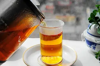 Autumn women always drink red tea