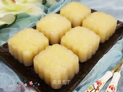 Gold and milk, yellow and crystal moon cake