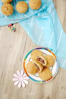 A double rose-legged mooncake