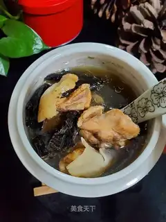 Old hen stews the omelet soup