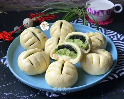 A spinach black sesame bun