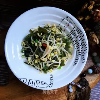 Seaweed ribbons with bean sprouts