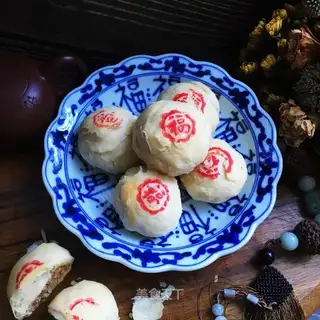 Squeeze meat mooncake