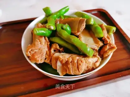 Pork bone and soybeans