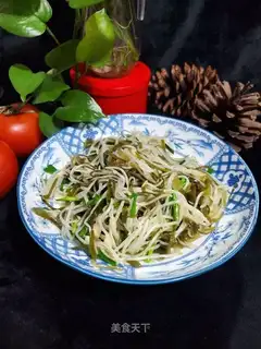 Sea ribbons, green bean sprouts