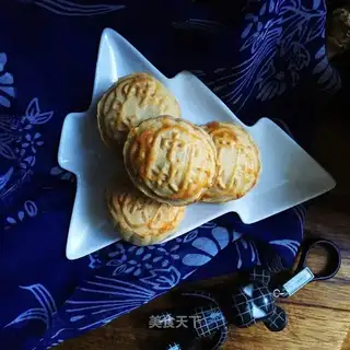 A tan green bean moon cake