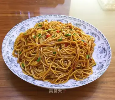 Hot sauce onion noodles