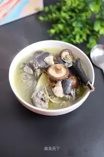 Chicken mushrooms, gin soup