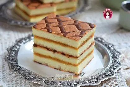 A pineapple pineapple cake