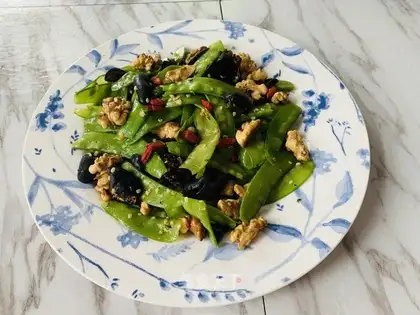 Pyramid walnut beans
