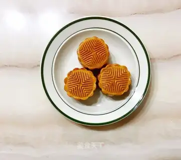 A wide moon cake