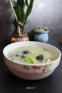 Sprinkled omelet soup