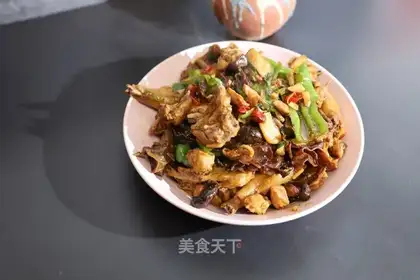 Flaming chicken in mushrooms