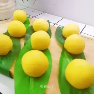 A yellow milk pie