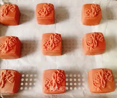 Watch the moon cake