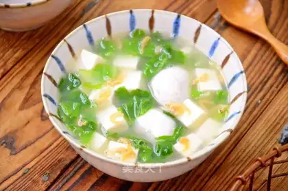 Tofu shrimp skin fishball soup