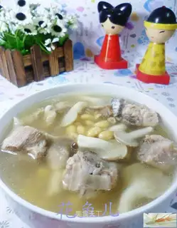 Soybeans and fungus broth