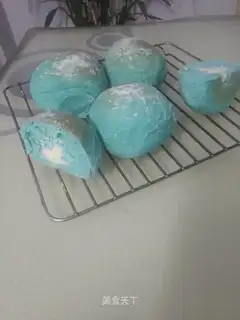 Vanilla iced bread