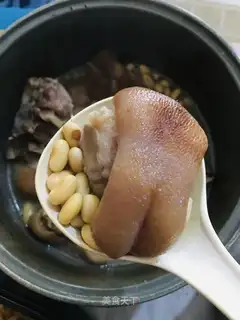 Pig hoof and soybeans
