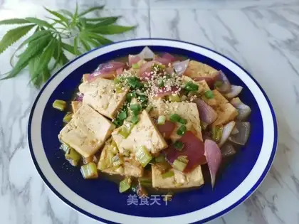 Pyramid onions tofu