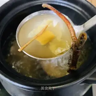 Children digest spleen soup