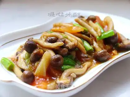 Crab-flavored mushrooms in tomato sauce