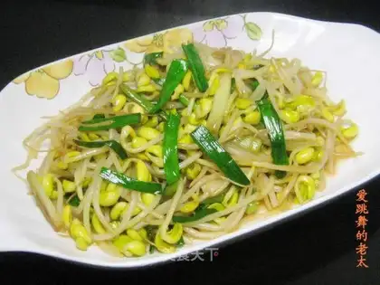 stir-fried bean sprouts with green garlic