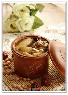 Angelica and bamboo fungus chicken soup