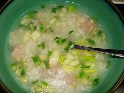 Congee with green vegetables and minced meat