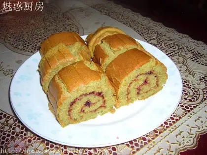 Matcha blueberry cake roll