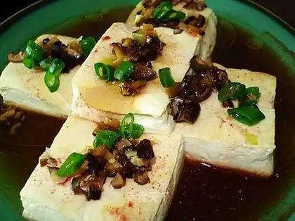 Steamed tofu with mushrooms