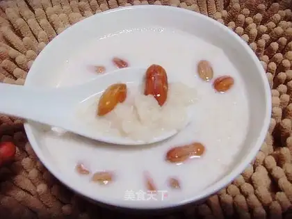 Honey, milk and peanut porridge