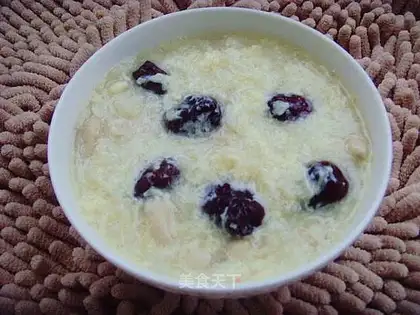 Peanut, red dates and egg paste porridge