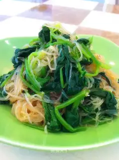 Home-cooked spinach mixed with vermicelli